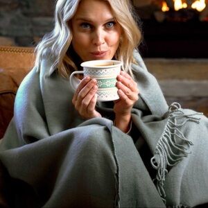 🆕💕Spoonful Of Comfort Luxe Woven Throw With Fringes • Color Moss / Forest Green